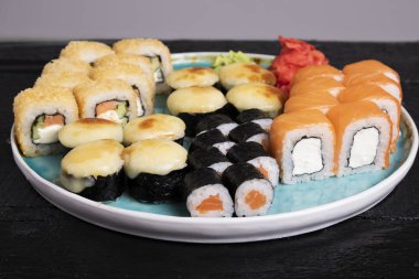Mavi tabakta taze lezzetli suşi ruloları 