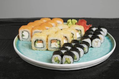 Mavi tabakta taze lezzetli suşi ruloları 