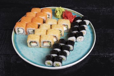 Mavi tabakta taze suşi ruloları 