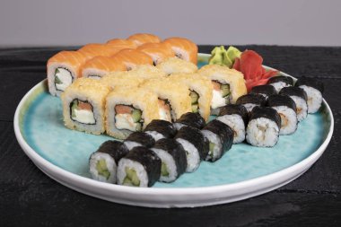 Mavi tabakta taze lezzetli suşi ruloları 