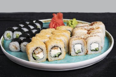 Mavi tabakta taze lezzetli suşi ruloları 