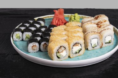 Mavi tabakta taze lezzetli suşi ruloları 