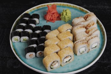 Mavi tabakta taze lezzetli suşi ruloları 