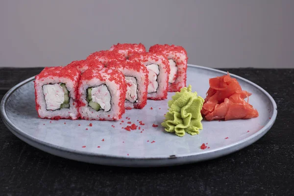 Suşi rulosu, wasabi ve zencefil tabakta.