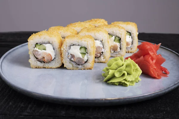 Suşi rulosu, wasabi ve zencefil tabakta.