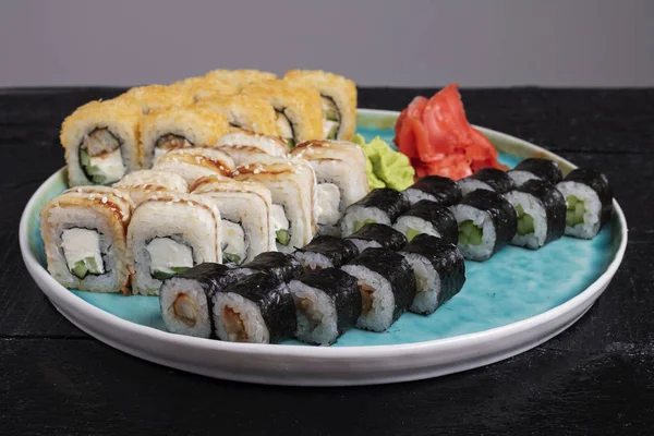 Tabaktaki suşi rulolarını kapat.