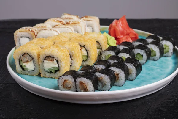 Asya yemekleri, masada suşi ruloları. 