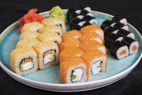 Tabaktaki suşi rulolarını kapat.