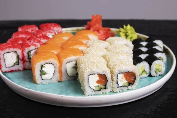 Mavi tabakta taze lezzetli suşi ruloları 