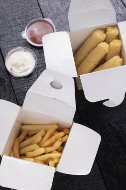 Peynir çubukları ve soslu patates kızartması.