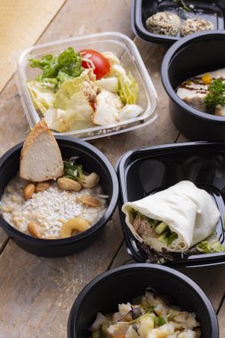 Masadaki konteynırlardaki yiyecekleri al. en üstteki görünüm