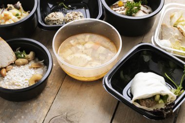 Masadaki konteynırlarda yiyecekleri alın.