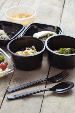 Tabaklarda yiyecek, çatal ve kaşık alın.