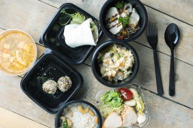 Üst Manzara. Tabaklarda yiyecek, çatal ve kaşık alın.