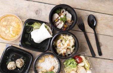 Tabaklardaki yiyeceklerin, çatalın ve kaşığın en üst görüntüsü.