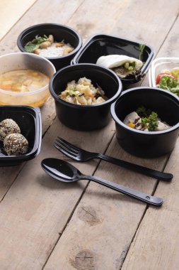 Tabaklarda yiyecek, çatal ve kaşık alın.