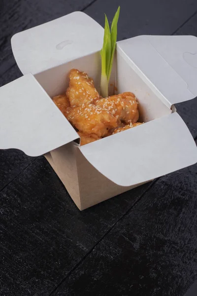 Pollo Frito Con Verduras Especias Sobre Fondo Negro —  Fotos de Stock