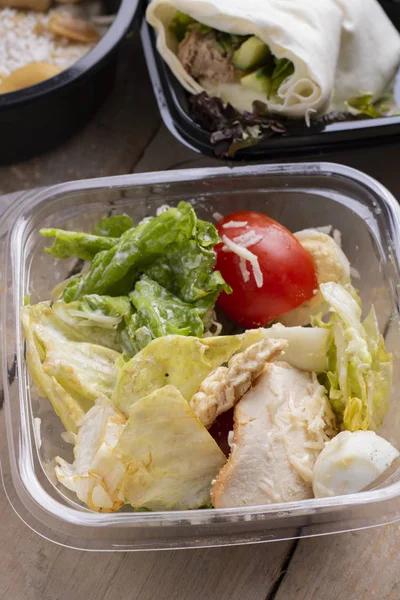 Taze tavuk, salata ve sebze