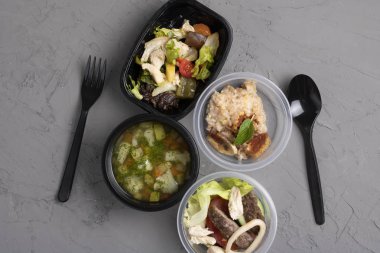 Lezzetli, sağlıklı, konteynırlarda akşam yemeği. 