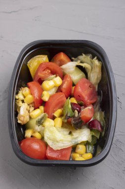 Konteynırdaki lezzetli sağlıklı öğle yemeği.