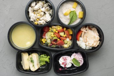 Konteynırlardaki lezzetli yiyeceklerin üst görüntüsü.