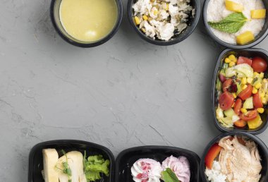 Konteynırlardaki lezzetli yiyeceklerin üst görüntüsü.