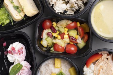 Konteynırlardaki lezzetli yiyeceklerin üst görüntüsü.