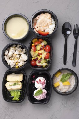 Konteynırlarda, kaşıklarda ve çatallarda leziz yiyeceklerin üst görüntüsü 