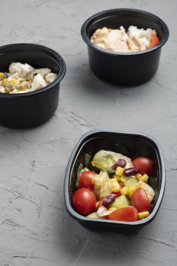 Sağlıklı öğle yemeğini al. Balık, pirinç, sebze salatası. 