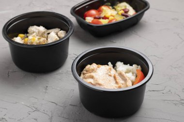 Lezzetli pirinç ve sebzeli kase.