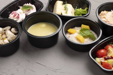 Lezzetli yakın plan yiyecekleri kaselere koy. 