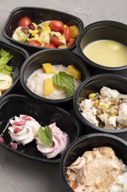 Lezzetli yakın plan yiyecekleri kaselere koy. 