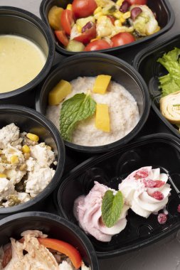 Lezzetli yakın plan yiyecekleri kaselere koy. 