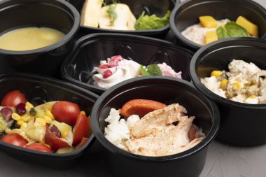 Masadaki konteynırlarda yiyecekleri alın.