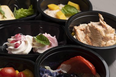 Konteynırlardaki lezzetli yiyeceklerin üst görüntüsü.