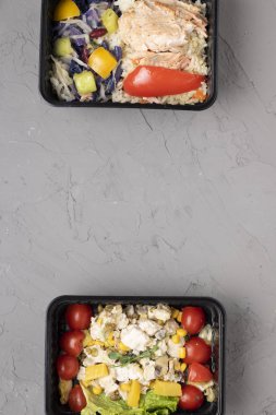 Öğle yemeğini al. Balık, pilav, sebze salatası. en üstteki görünüm