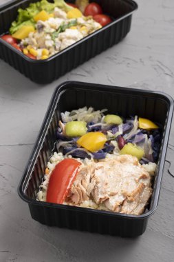 Sağlıklı öğle yemeğini al. Balık, pirinç, sebze salatası. 