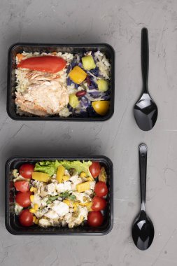 Sağlıklı öğle yemeğini götürmenin en iyi yolu. Balık, pirinç, sebze salatası. 