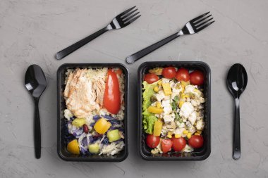 Sağlıklı öğle yemeğini al. Balık, pilav, sebze salatası. Çatallar, kaşıklar 