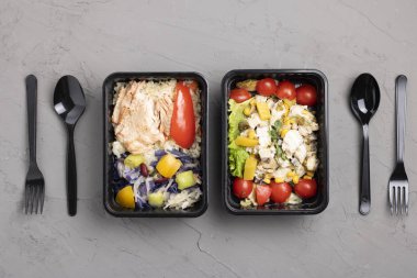 Sağlıklı öğle yemeğini al. Balık, pilav, sebze salatası. Çatallar, kaşıklar 