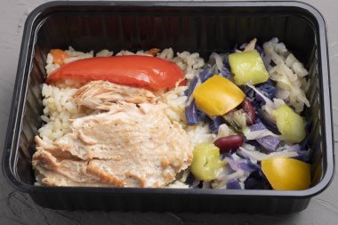 Taze sebze salatası, et ve pirinç, yiyecek kutusunda, yakın plan.