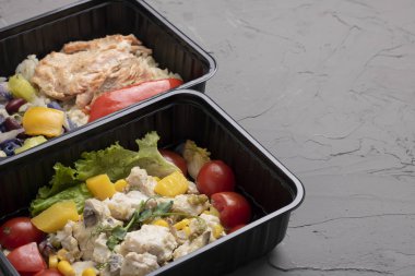 Sağlıklı öğle yemeğini al. Balık, pirinç, sebze salatası. 