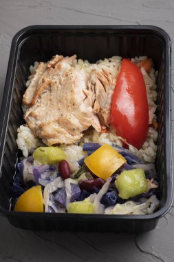 Taze sebze salatası, et ve pirinç, yiyecek kutusunda, yakın plan.