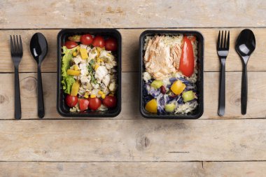Sağlıklı öğle yemeğini al. Balık, pilav, sebze salatası. Çatallar, kaşıklar 