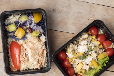 Öğle yemeğini al. Balık, pilav, sebze salatası. en üstteki görünüm