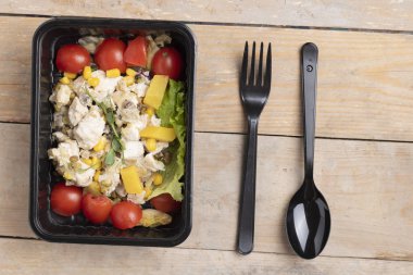 Yiyecek kutusunda taze sebze salatası, yakın çekim.