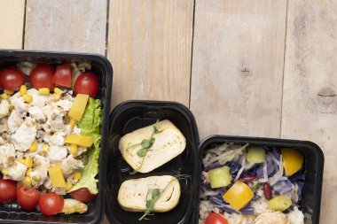 Tahta masadaki taze sebzelerin ve malzemelerin üst görüntüsü.