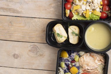 Balık, pirinç, salata ve çorbayla sağlıklı bir öğle yemeği. 