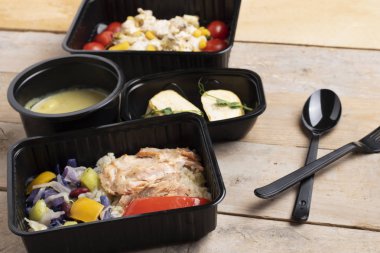 Balık, pilav, salata ve çorbayla sağlıklı öğle yemeğini çıkar. 