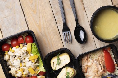 Balık, pilav, salata ve çorbayla sağlıklı öğle yemeğini çıkar. 